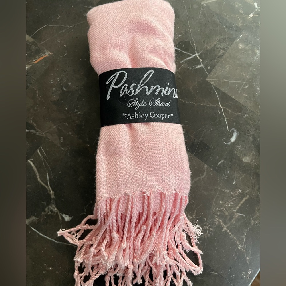Woman’s shawl - Picture 1 of 4